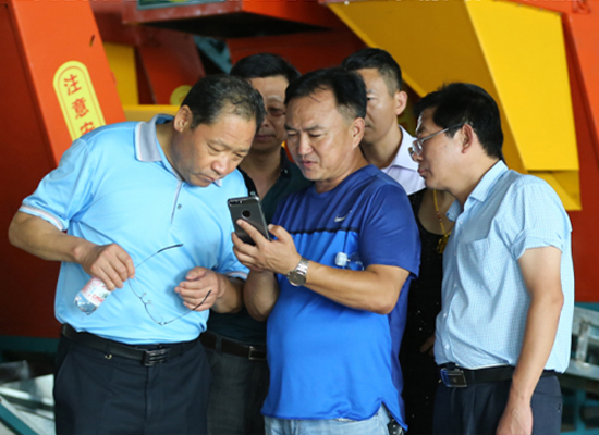 农机局局长观看hjc黄金城最新机械的研发视频